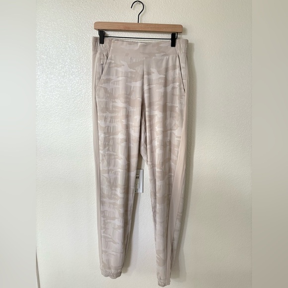 Athleta Brooklyn camo joggers beige size 8T - Picture 3 of 6